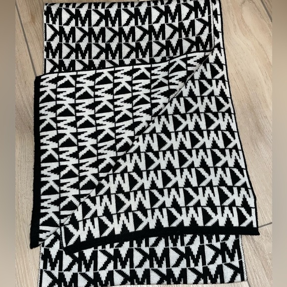 Authentic Michael Kors black/white scarf - Picture 1 of 4